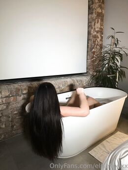 Elise Clayton (elisefionxx)